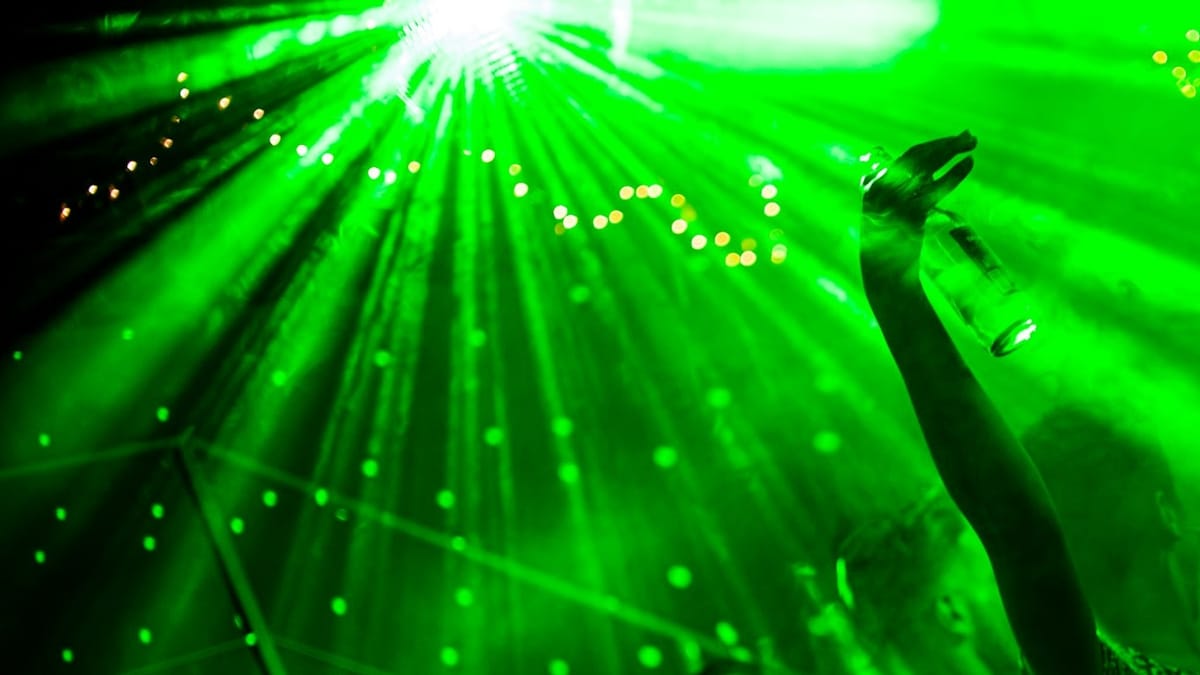 Kontrolleret gypsy rave med lyrisk dybde